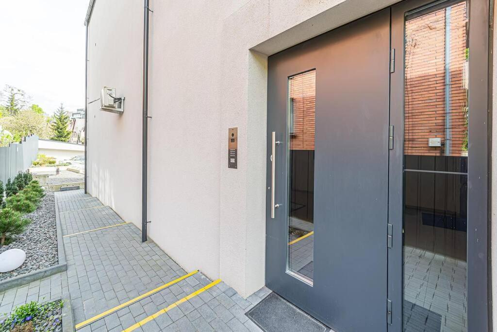 Sky Apartment With Free Parking And Balcony & Ac カウナス エクステリア 写真