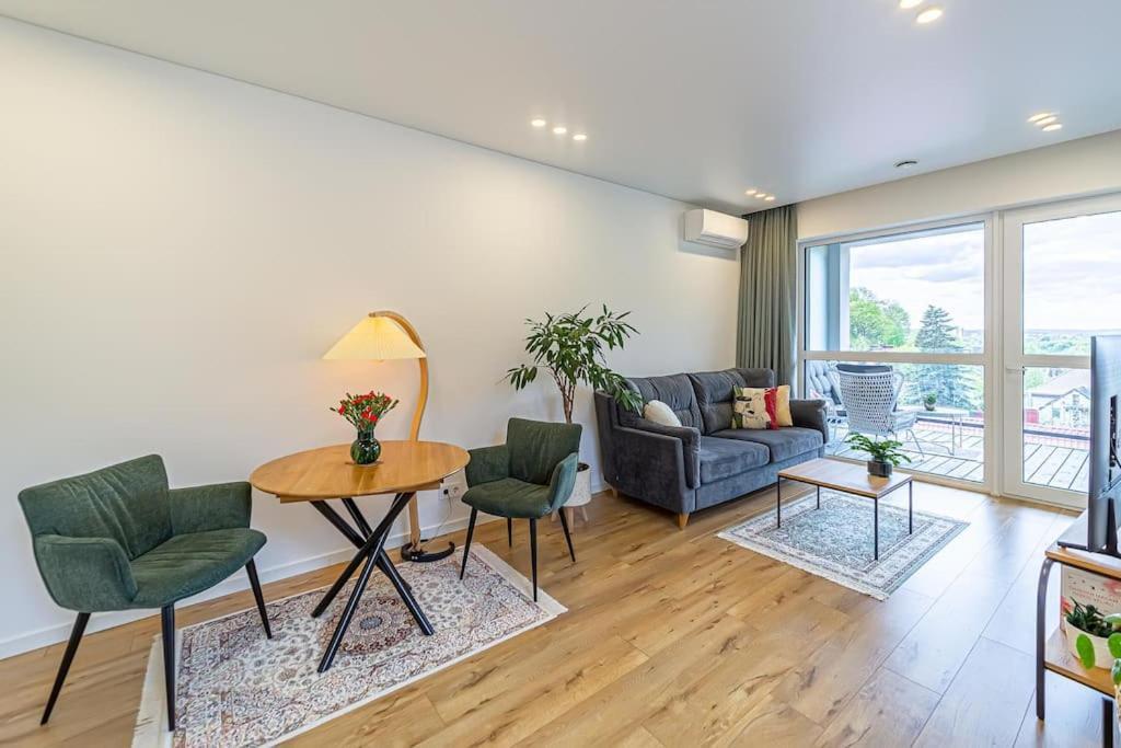 Sky Apartment With Free Parking And Balcony & Ac カウナス エクステリア 写真