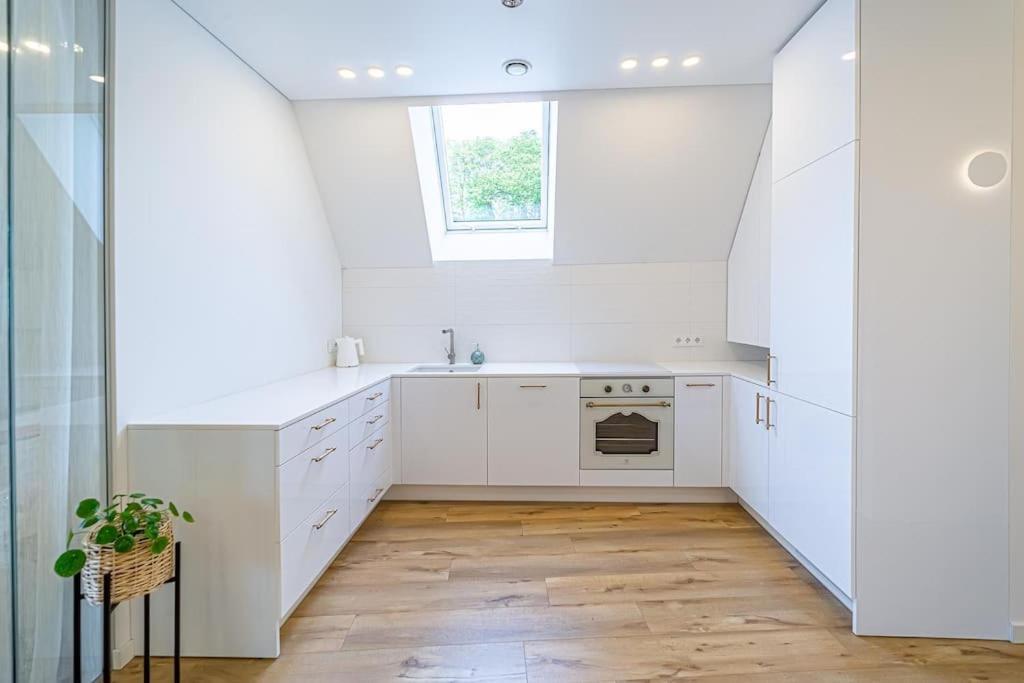 Sky Apartment With Free Parking And Balcony & Ac カウナス エクステリア 写真