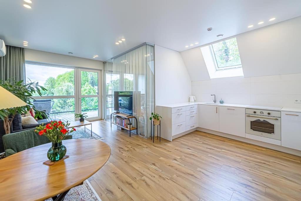 Sky Apartment With Free Parking And Balcony & Ac カウナス エクステリア 写真
