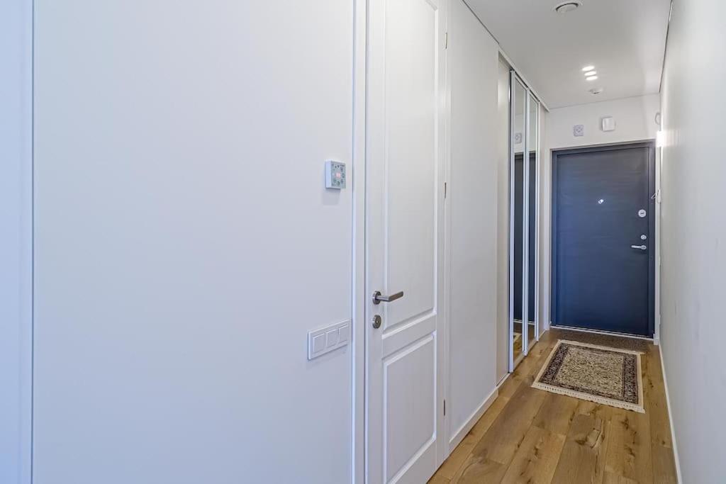 Sky Apartment With Free Parking And Balcony & Ac カウナス エクステリア 写真