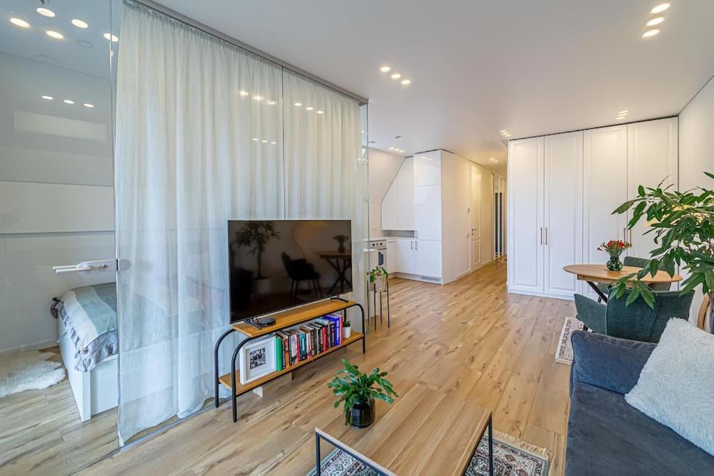 Sky Apartment With Free Parking And Balcony & Ac カウナス エクステリア 写真