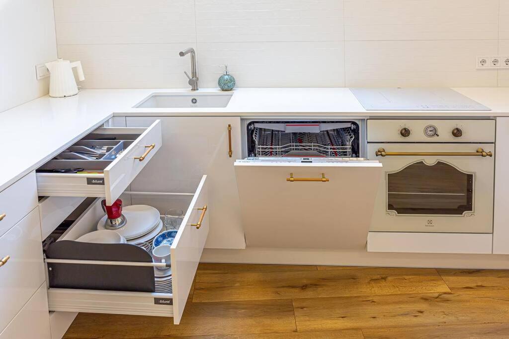 Sky Apartment With Free Parking And Balcony & Ac カウナス エクステリア 写真